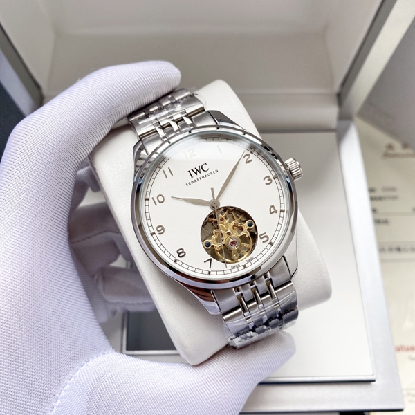 アイ・ダブリュー・シー正面デザイン